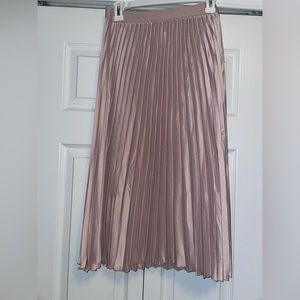 H&M Pink Pleated Skirt. Size Medium